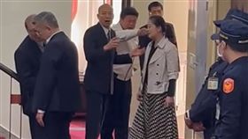 柯建銘再貼出當天議場後面的畫面，他說，老柯不在，傅總召就可以霸凌吳思瑤幹事長？（圖／翻攝自柯建銘臉書）