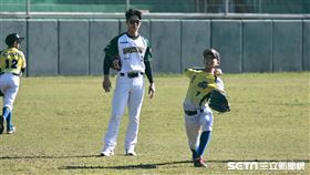 ▲台鋼雄鷹游擊手曾子祐在公益訓練營指導小球員。（圖／記者劉彥池攝影）