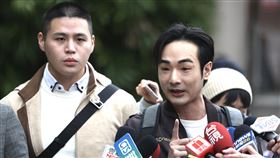 八炯、陳柏源受訪回應揭露中國收買台灣網紅議題黑熊民防教育協會發起「台灣主站派、接力護台灣」活動，徒步隊伍8日上午抵達捷運亞東醫院站，網紅八炯（右）、歌曲「中國老總」原唱陳柏源（左）到場，並接受媒體聯訪，回應日前拍片揭發中國如何收買台灣網紅、執行統戰作業等相關議題。中央社記者趙世勳攝  113年12月8日