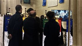 川普出席巴黎聖母院重啟儀式美國總統當選人川普7日出席巴黎聖母院重啟儀式（右下電視螢幕為巴黎聖母院內的立即轉播）。中央社記者李若韻巴黎攝 113年12月8日