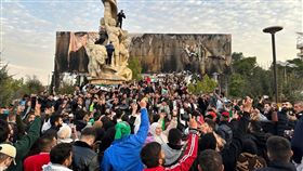 敘利亞反抗勢力宣布首都大馬士革「自由了」，許多民眾聚集在大馬士革的奧米亞廣場歡呼。（圖／路透社／達志影像）