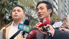 八炯揭中國收買台網紅  下集曝光擔心有生命之憂網紅八炯（右）找歌曲「中國老總」原唱陳柏源（左）拍片揭發中國如何收買台灣網紅，八炯8日接受媒體訪問表示，下集影片會在12月底出，下集出來之後，性命是有點擔憂。中央社記者王鴻國攝  113年12月8日