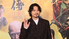 （左起）磯村勇斗、導演曾利文彥來台宣傳電影《八犬傳》。（圖／記者鄭孟晃攝影）