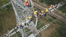 電塔之巔命懸一線！保線員「飛簷走壁」守護萬家燈火