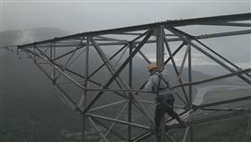 電塔之巔命懸一線！保線員「飛簷走壁」守護萬家燈火