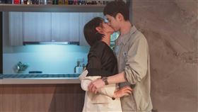 賴雅妍與張軒睿在《祕書俱樂部》首次合作就有親密戲碼。（圖／TVBS提供）