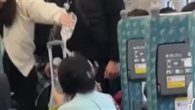 男童母親氣炸，拿礦泉水往張女頭上狂倒。（圖／翻攝自爆廢公社）