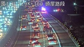國道1號爆發6車追撞，回堵7K。（圖／翻攝自國道即時畫面）