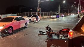 機車被嚴重撞毀，所幸雙載的小情侶並無生命危險。（圖／翻攝畫面）