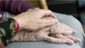 美國一對夫妻結婚創下金氏世界紀錄，因為兩人年齡加總為202歲271天，刷新「全球合計年齡最大的新婚夫婦」紀錄。（示意圖／Pixabay）