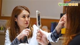 在醫美這部分，不一定每個人都要鼻子很挺、下巴很尖才是最好的，而是應該搭配整體的美感，讓臉部的美及和諧感達到一致性，但這事實上是需要很多經驗的累積，並經過許多的思考、規劃才能達到。