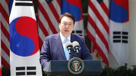 尹錫悅：美韓將成立核磋商小組南韓總統尹錫悅表示，美韓將成立核磋商小組（NCG），制定具體計畫以運作新的擴展嚇阻系統，美韓將分享關於因應北韓挑釁的核武器與戰略武器運作計劃資訊。中央社記者江今葉華盛頓攝  112年4月27日