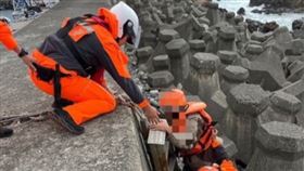 張男被海巡人員協助脫困，幸無大礙。（圖／翻攝畫面）