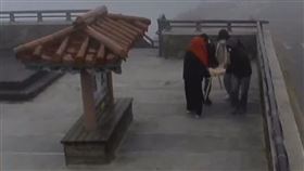 爬武嶺亭當賭場 ，擺桌打麻將，決戰武嶺之巔，離譜畫面曝(圖／翻攝自合歡山即時影像)