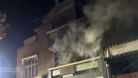 台南安平區發生民宅火警，所幸住戶緊急逃生，火勢迅速撲滅。（圖／翻攝記者爆料網）