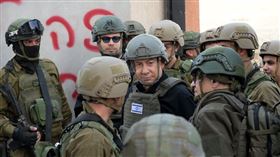 以色列總理尼坦雅胡（Benjamin Netanyahu）與以色列士兵／以軍／以色列軍人。（圖／翻攝自尼坦雅胡臉書）