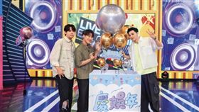 ▲《娛樂百分百》今年中才歡樂慶祝27週年，主持人陳零九（左起）、賴晏駒及黃偉晉準備氣球禮物盒，象徵節目節節高升，沒想到如今面臨停播命運。（八大提供）