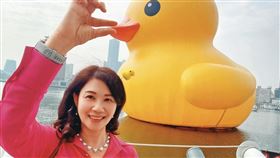 出身高醫的小港醫院副院長馮明珠（圖）在臉書留言諷刺官員，衛生局去函限期解職後卻又在12小時內撤回。（翻攝馮明珠臉書）