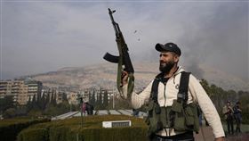 從敘利亞政府手中奪下首都大馬士革的伊斯蘭主義反抗軍，宣布大馬士革實施宵禁。（圖／美聯社／達志影像）