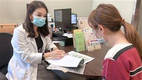 陳惠萱醫師表示，重金屬來源遍布生活周遭，建議民眾若出現不明原因的身體不適，特別是當症狀與環境因素改變有關時，可以透過功能醫學檢測；照片非病患本人。（圖／長安醫院提供）