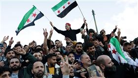 對敘利亞人而言，這波閃電攻勢讓已呈現凍結狀態多年的敘利亞內戰出人意表地突然結束。（圖／路透社／達志影像）