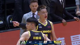 新北國王林書豪前役在與夢想家交手時遭肘擊，嘴角血流不止。（圖／擷取自TPBL YT頻道）