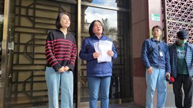 ▲陳玉珍在王鴻薇陪同下，赴台北地院遞狀提告求償150萬元。（圖／記者楊佩琪攝）