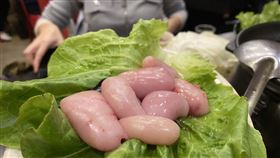 羊肉爐 天冷吃鍋 火鍋 雞佛 煮雞佛 麻油麵線 朋友聚會 乾杯 羊肉片 雞佛（圖／記者鄭玉如攝影）