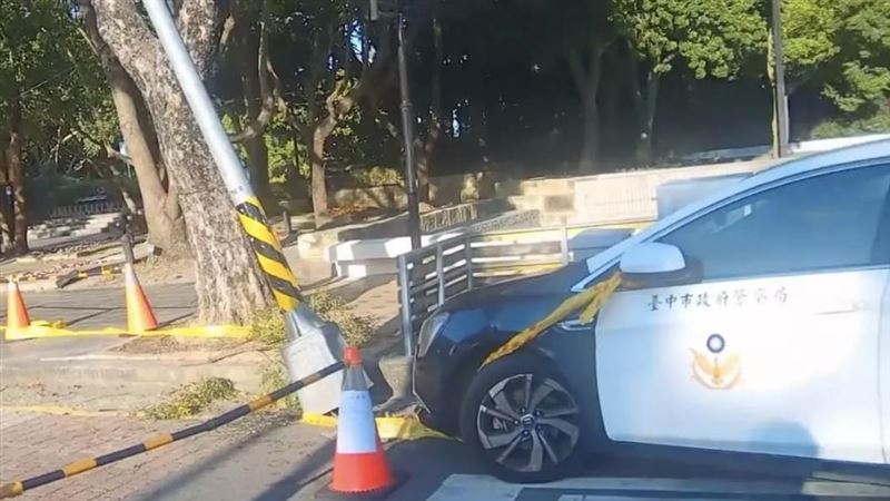 台中警車撞歪科博館路燈？分局澄清揭真相