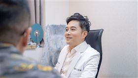 王朝輝醫師 
（圖／翻攝自美肌教主 DR.王朝輝 臉書）