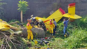 新／屏東輕航機迫降！機上2人受傷送醫