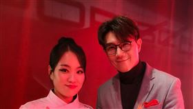 蔣偉文（右）開心品嘗「港點女王」鄭智善的招牌菜「拔絲黑醋炸肉丸」。（圖／艾迪昇傳播提供）