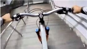 高雄2年輕男子在捷運站內「瘋玩跑酷」，騎腳踏車四處亂竄，高雄捷運要出手查了。（圖／翻攝社會事新聞影音）