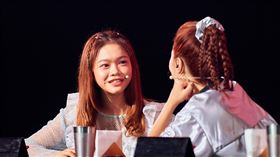 大胃王小慧（左）的食量讓評審金針菇吃驚（圖／緯來提供）