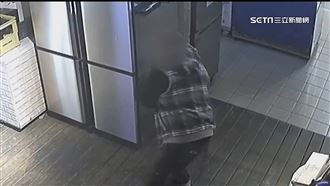 火爆男吵架扛椅猛砸　業者傻：10公斤重…