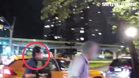 內湖分局港墘派出所劉姓員警對被害人冷嘲熱諷。（圖／翻攝畫面）