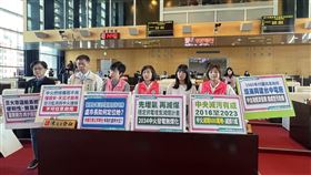 議員質疑中市府顧問蔡壁如淪為藍白合看板民進黨台中市議員陳俞融（前左3）等9日在市政總質詢中，質疑市府顧問蔡壁如沒發揮功能、執行市政業務，淪為藍白合看板。中央社記者郝雪卿攝  113年12月9日