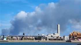 澎湖紅羅村掩埋場大火（1）澎湖縣湖西鄉紅羅村垃圾衛生掩埋場9日發生火災，火勢在東北季風助長下延燒，濃煙竄升空中，在馬公澎南區都可見。中央社  113年12月9日