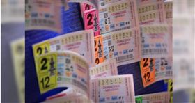 泰國政府為了愛賭的民眾，計畫推出「退休金樂透」，符合條件的人買彩券的錢政府會幫忙儲蓄，等到60歲就能領回。（示意圖／翻攝自X／BangkokPostNews）

