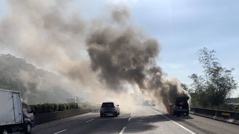 國道1火燒車！車輛燒剩骨架　2人跳車逃命