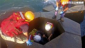 一具男浮屍卡在台南知名網紅景點黃金海岸的消波塊。（圖／翻攝畫面）