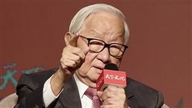 張忠謀出席自傳新書發表會（1）天下文化9日舉辦張忠謀自傳新書發表會，台積電創辦人張忠謀（圖）受邀分享新書並參與座談，談到怎麼看英特爾（Intel）目前面臨的營運危機與挑戰，他表示，無論在個人立場和公司立場，都把英特爾當成好朋友。中央社記者王飛華攝  113年12月9日