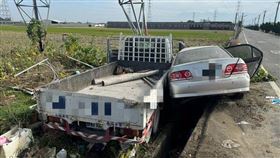 嘉義縣民雄村轎車、貨車擦撞衝進田裡，造成1死2傷。（圖／翻攝畫面）