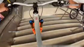 高捷當極限運動場! 4人下樓梯