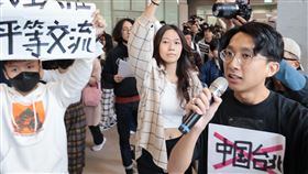 陸生團訪台大  學生社科院集結抗議陸生團3日上午到訪台灣大學遇抗議，抗議學生集結社會科學院一樓，高喊「這裡不是中國台北」。中央社記者李雅雯攝  113年12月3日