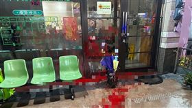 宜蘭羅東某診所遭潑漆宜蘭縣羅東鎮某診所負責人遭指控欠租金近百萬元不搬家，還涉找議員撐腰動用大批警方到場對租管施壓。警方9日表示，因這間診所日前曾遭人惡意潑漆，為防止發生暴力事件，偵查隊到場支援，過程均依法辦理。（羅東警分局提供）中央社記者王朝鈺傳真  113年12月9日