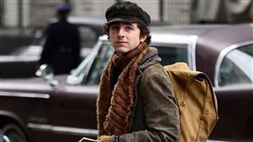 「甜茶」提摩西夏勒梅挑戰飾演搖滾詩人巴布狄倫，獲得了本尊的稱讚。（探照燈影業）