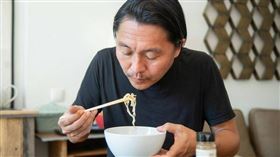 一名網友近日發文，表示自己在日本機場看另一名台灣旅客在免稅店狂掃30碗當地泡麵，讓她特地記住外觀，回國後上網發問：「請問這款泡麵有什麼魔力？」（示意圖／翻攝pexels）