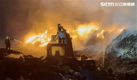 火勢在東北季風助長下延燒超過12小時仍未撲滅，晚間召回全島消防灌救。（圖／翻攝畫面）