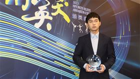 體育運動精英獎  許皓鋐獲頒特別獎112年體育運動精英獎頒獎典禮25日在台北隆重登場，拿下杭州亞運男子圍棋金牌的棋士許皓鋐（圖）獲得「特別獎」殊榮，並持獎座留影。中央社記者趙世勳攝  112年12月25日